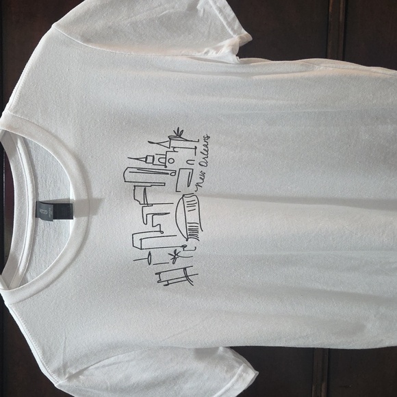 Gildan Tops - Cool Gildan Softstyle White T-Shirt With New Orleans Skyline/Superdome.